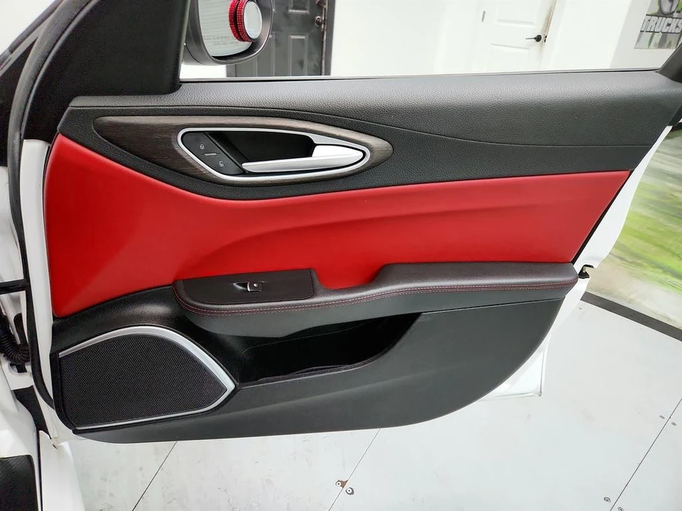 2020 Alfa Romeo Giulia - Image 25 of 31