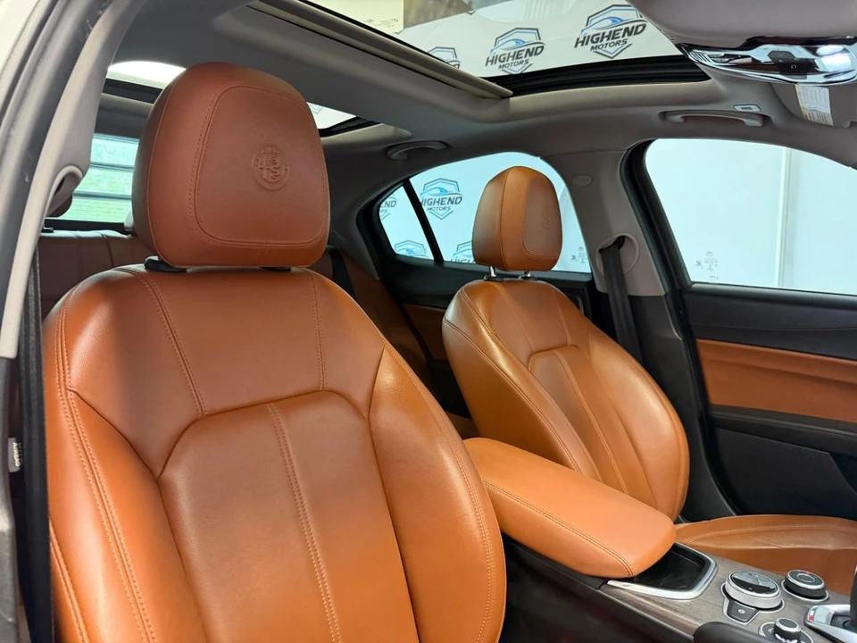 2020 Alfa Romeo Giulia - Image 27 of 31