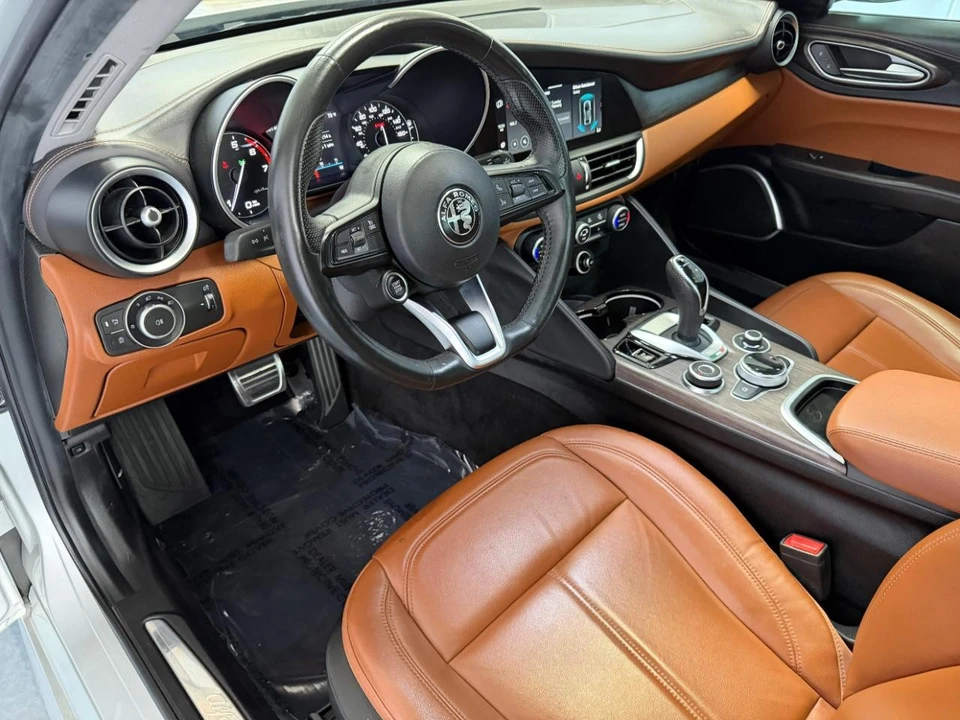 2020 Alfa Romeo Giulia - Image 15 of 31