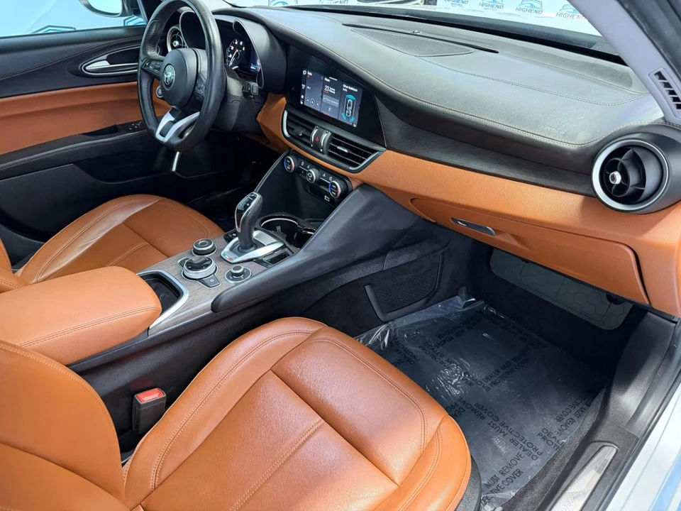 2020 Alfa Romeo Giulia - Image 28 of 31