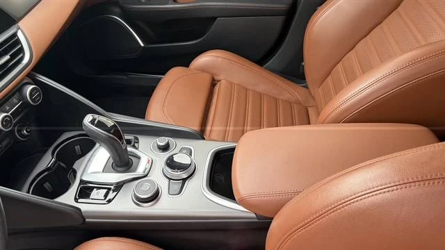 2020 Alfa Romeo Giulia - Image 13 of 19