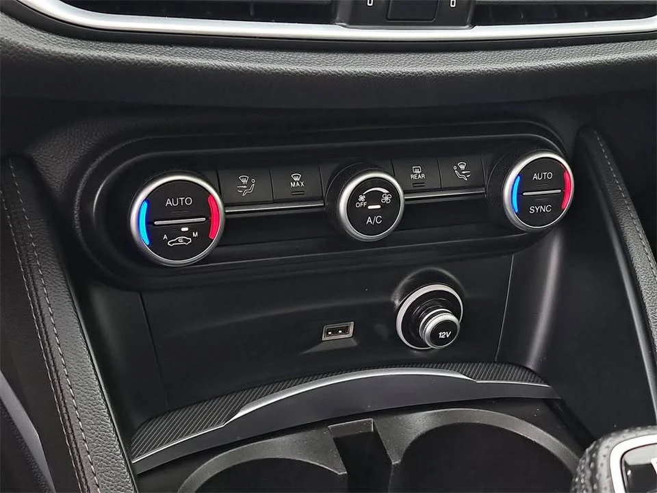 2020 Alfa Romeo Stelvio - Image 16 of 17