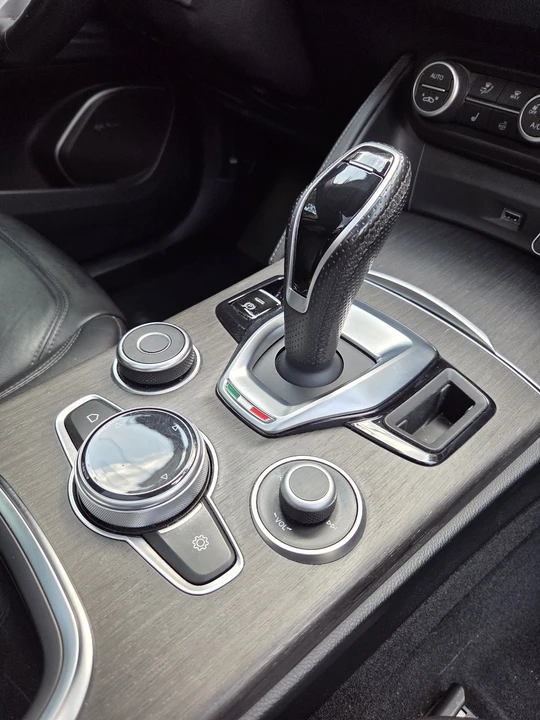 2020 Alfa Romeo Stelvio - Image 24 of 31