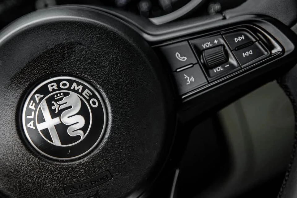 2020 Alfa Romeo Giulia - Image 11 of 13