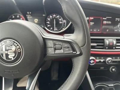 2020 Alfa Romeo Giulia - Image 5 of 11