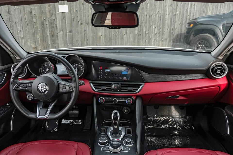 2020 Alfa Romeo Giulia - Image 14 of 18