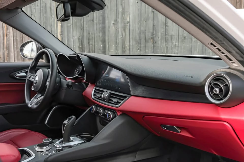 2020 Alfa Romeo Giulia - Image 13 of 18