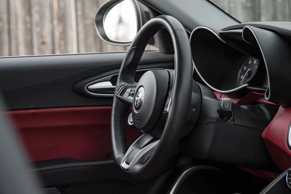 2020 Alfa Romeo Giulia - Image 15 of 18