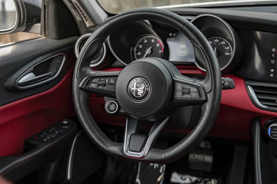 2020 Alfa Romeo Giulia - Image 16 of 18