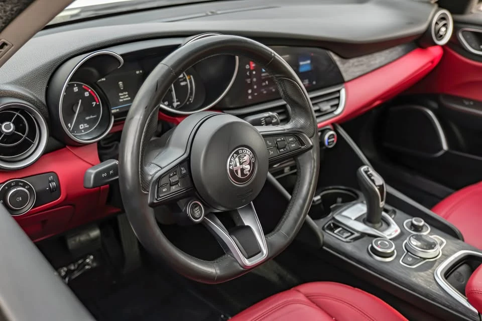 2020 Alfa Romeo Giulia - Image 17 of 18