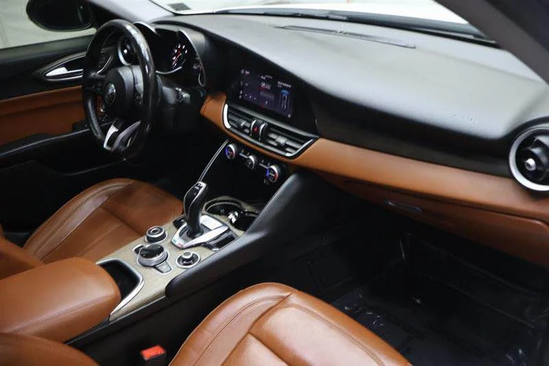 2020 Alfa Romeo Giulia - Image 7 of 15