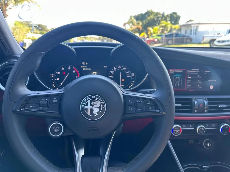 2020 Alfa Romeo Giulia - Image 15 of 16