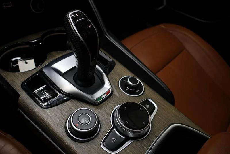 2020 Alfa Romeo Giulia - Image 14 of 15