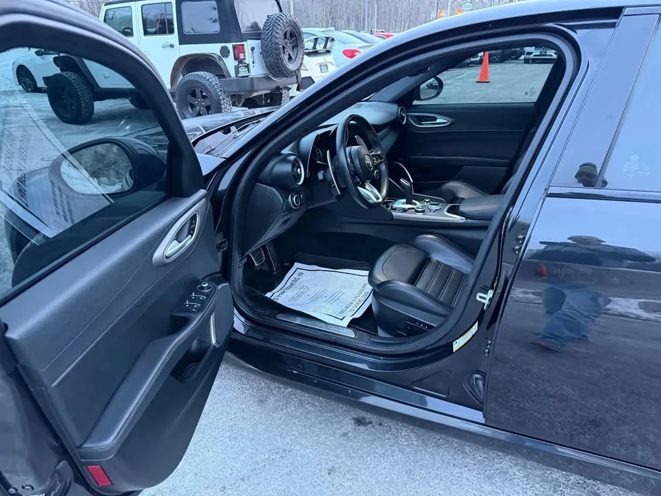 2020 Alfa Romeo Giulia - Image 8 of 17