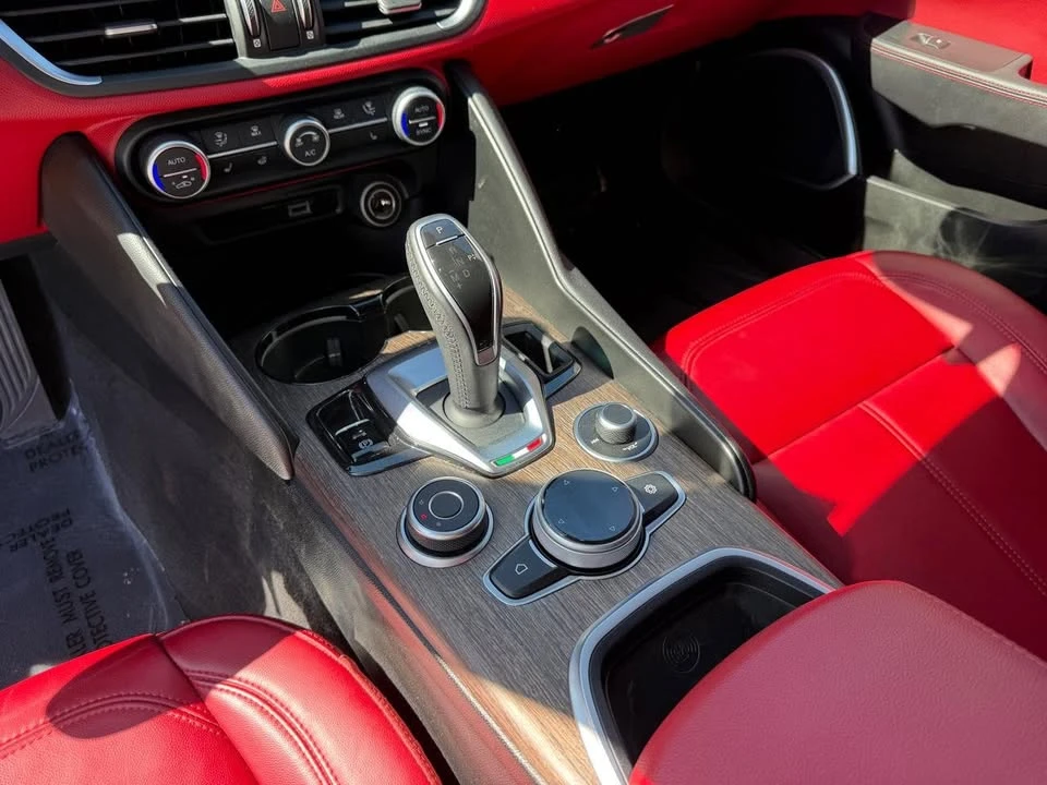 2020 Alfa Romeo Giulia - Image 19 of 20