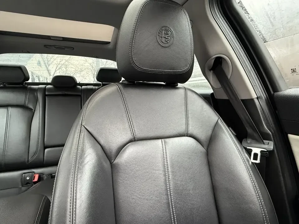 2020 Alfa Romeo Giulia - Image 18 of 19