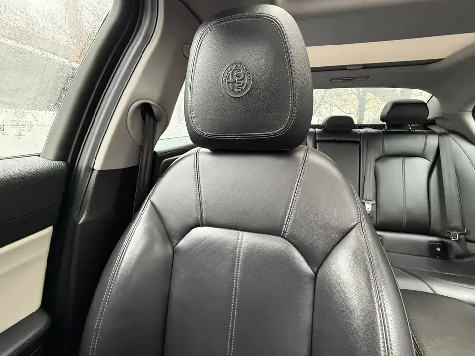 2020 Alfa Romeo Giulia - Image 17 of 19