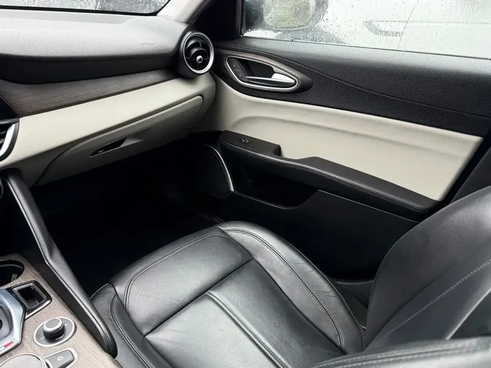 2020 Alfa Romeo Giulia - Image 15 of 19