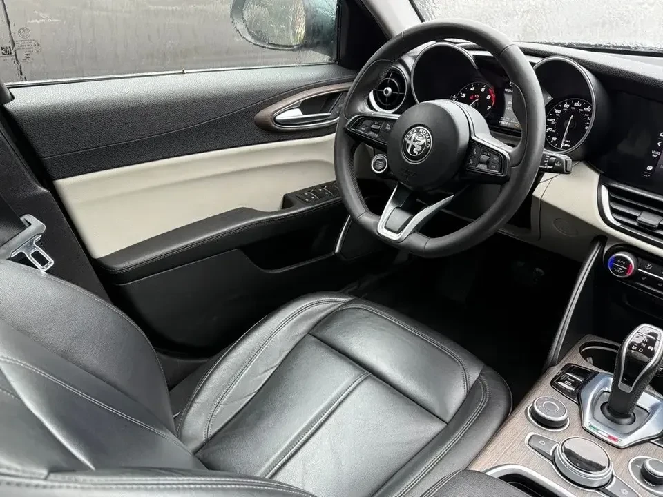 2020 Alfa Romeo Giulia - Image 14 of 19