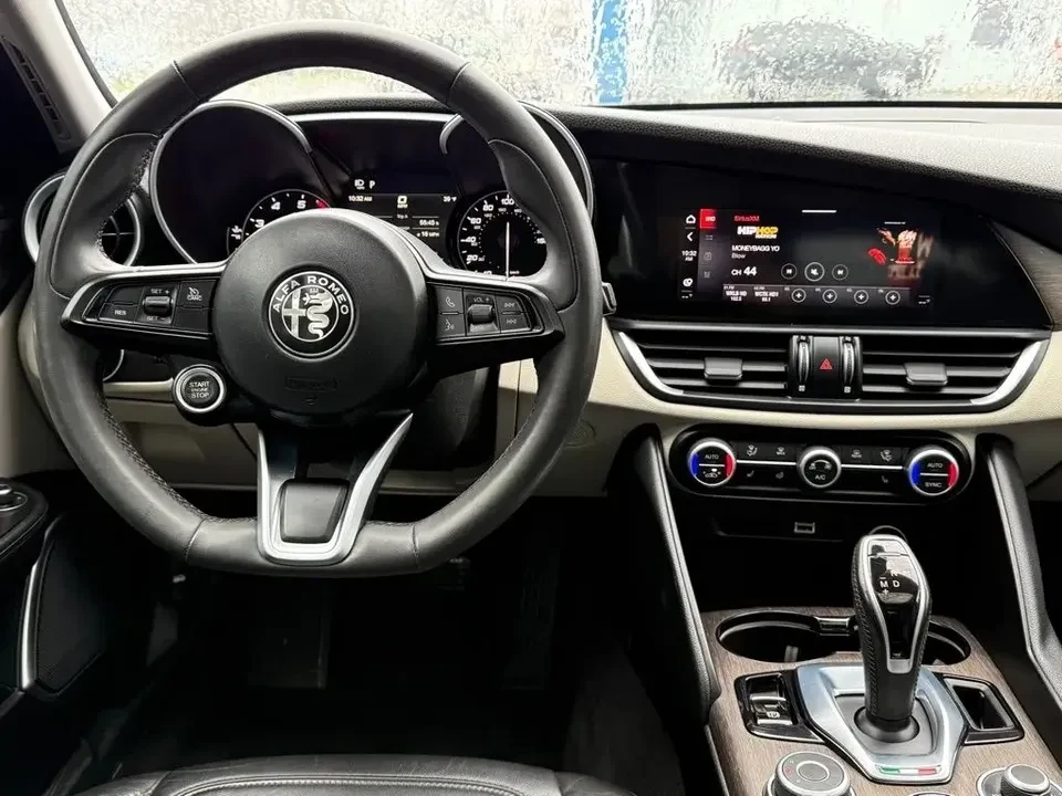 2020 Alfa Romeo Giulia - Image 11 of 19
