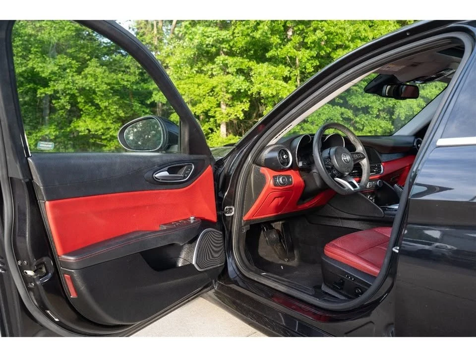 2020 Alfa Romeo Giulia - Image 17 of 19