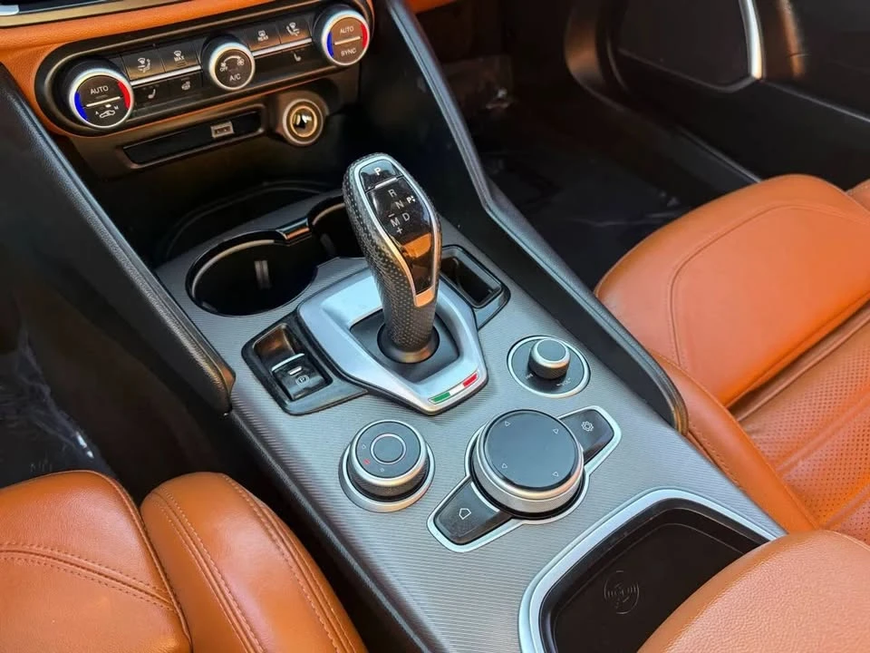 2020 Alfa Romeo Giulia - Image 11 of 18