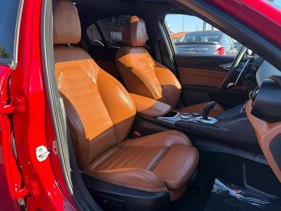 2020 Alfa Romeo Giulia - Image 15 of 18