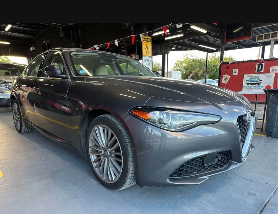 2020 Alfa Romeo Giulia - Image 2 of 10