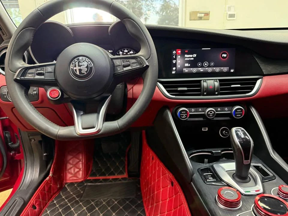 2020 Alfa Romeo Giulia - Image 5 of 10