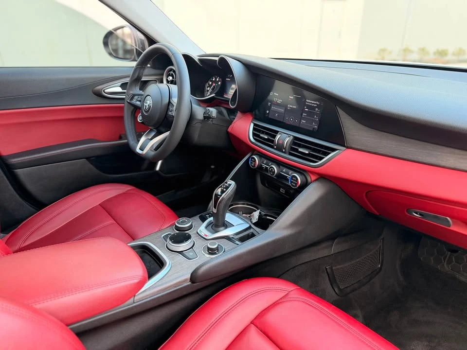2020 Alfa Romeo Giulia - Image 13 of 19