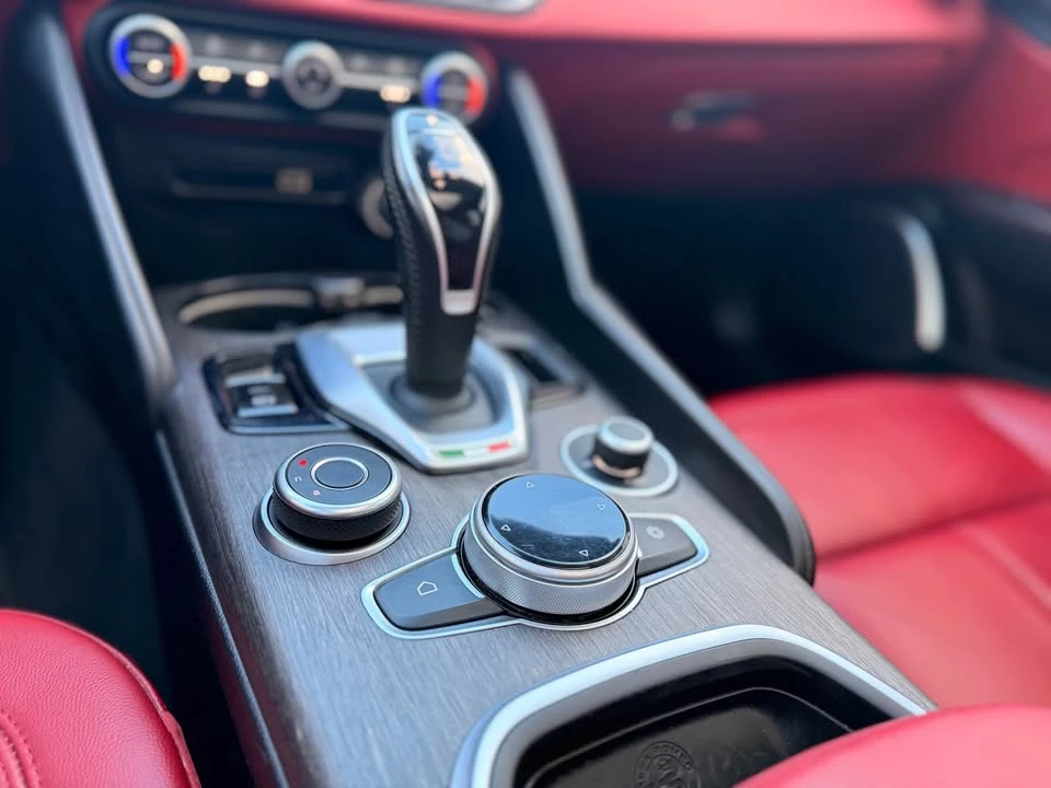 2020 Alfa Romeo Giulia - Image 15 of 19