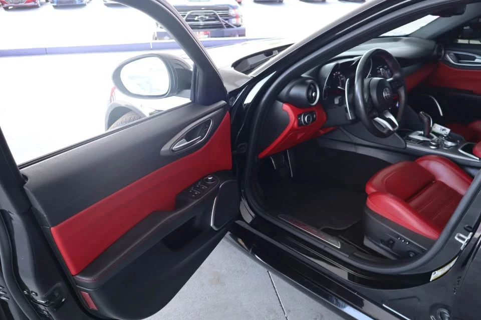 2020 Alfa Romeo Giulia - Image 5 of 13