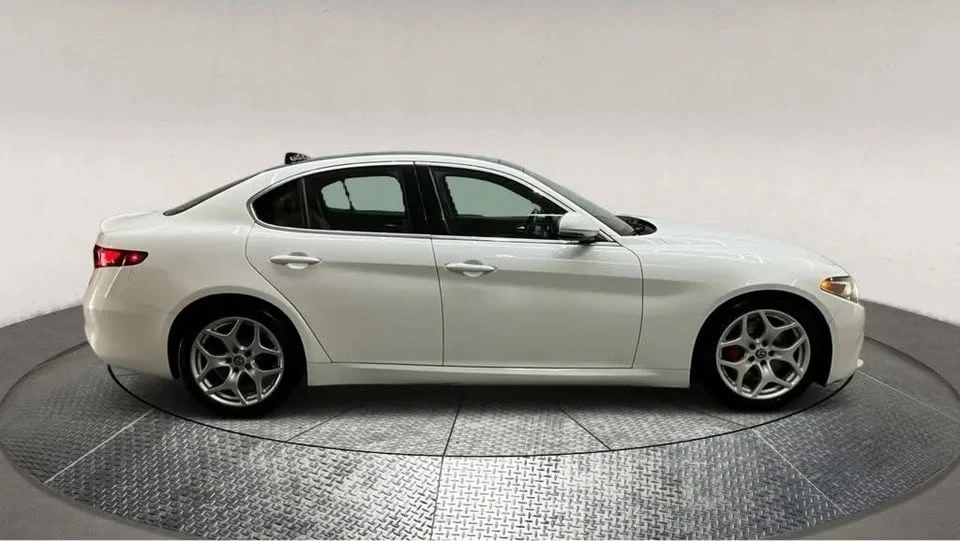 2020 Alfa Romeo Giulia - Image 10 of 14
