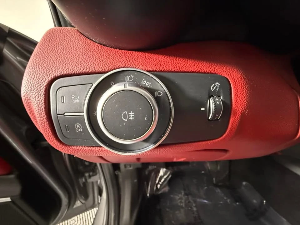 2020 Alfa Romeo Giulia - Image 19 of 20