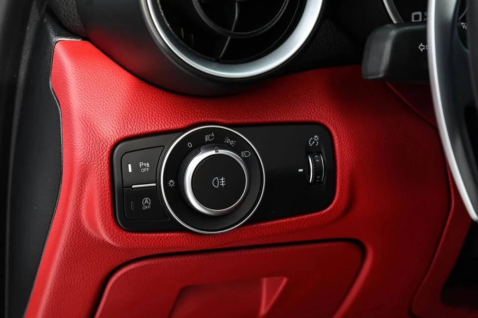 2020 Alfa Romeo Giulia - Image 15 of 20