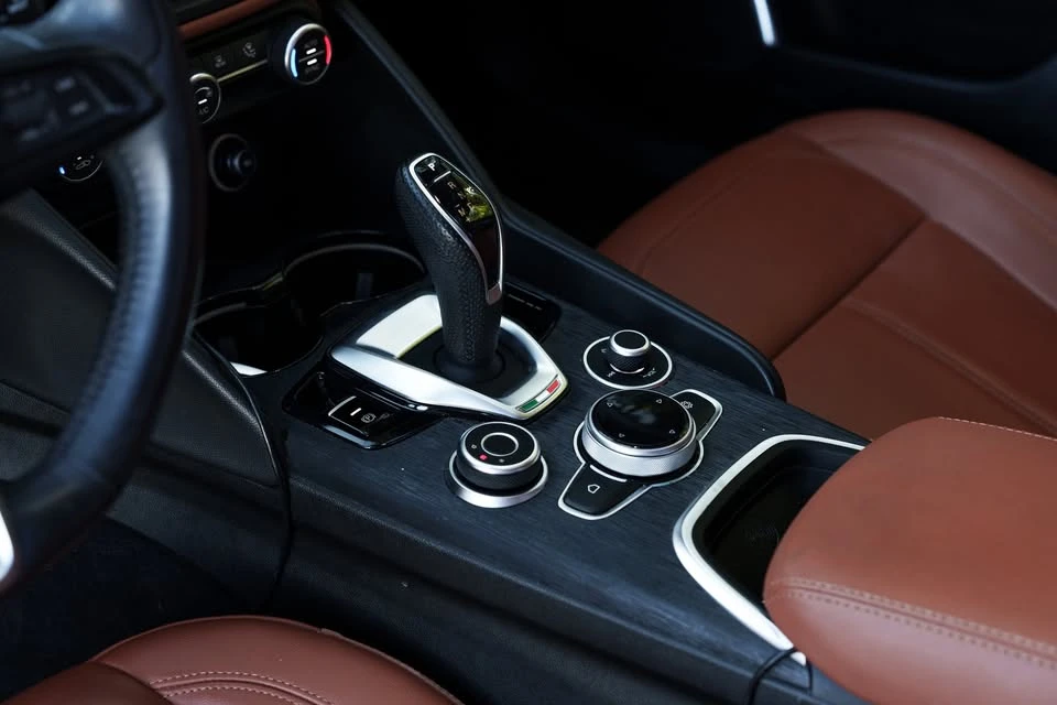 2020 Alfa Romeo Giulia - Image 14 of 19