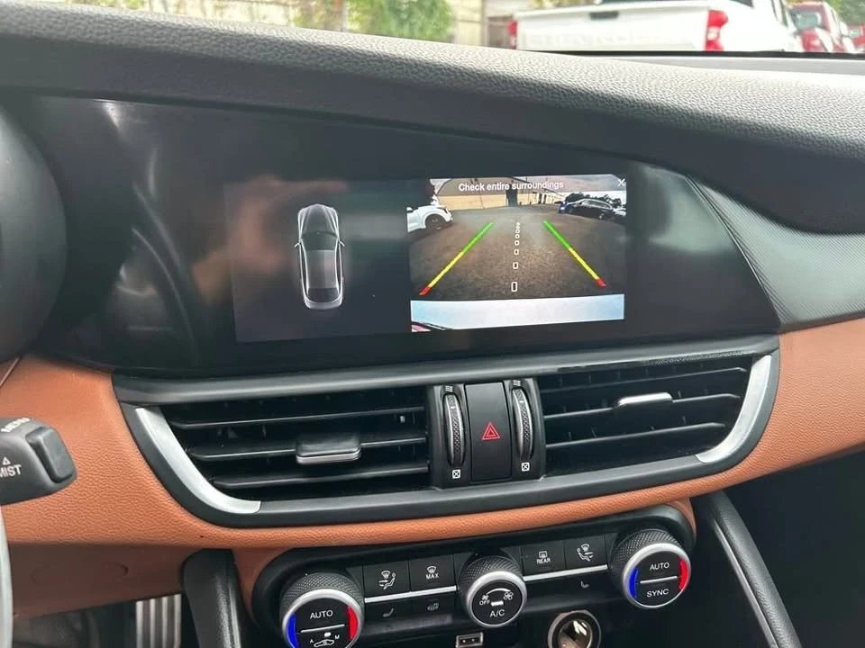 2020 Alfa Romeo Giulia - Image 15 of 17