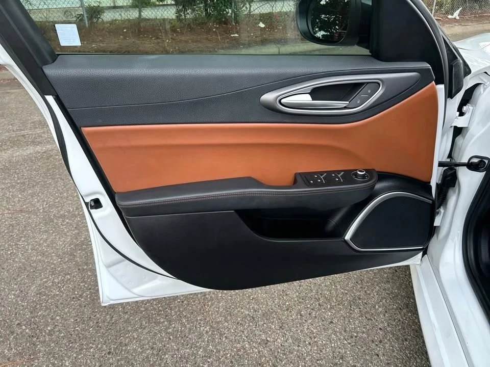 2020 Alfa Romeo Giulia - Image 10 of 17