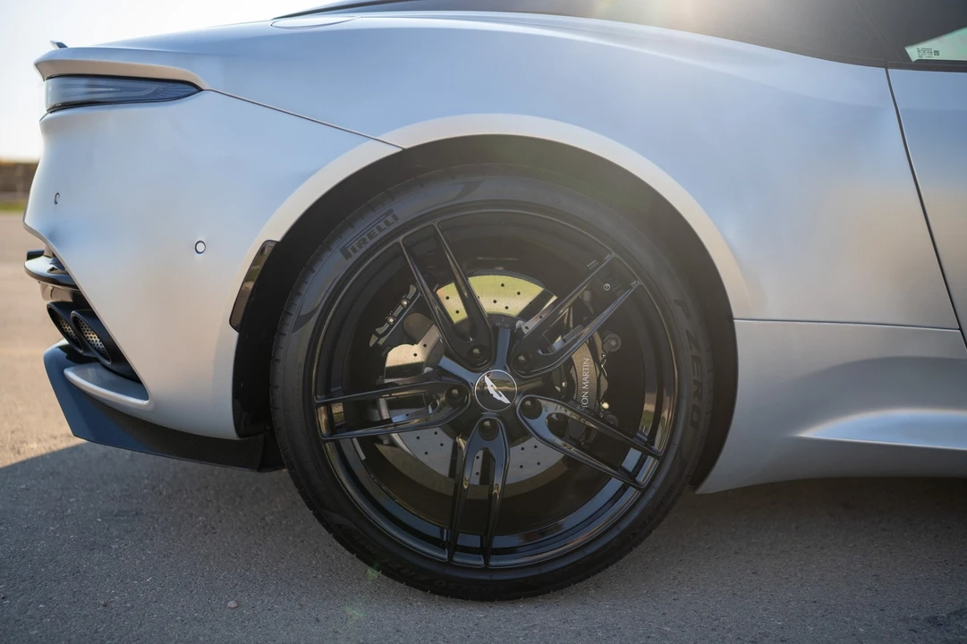 2020 Aston Martin DBS Superleggera - Image 16 of 31