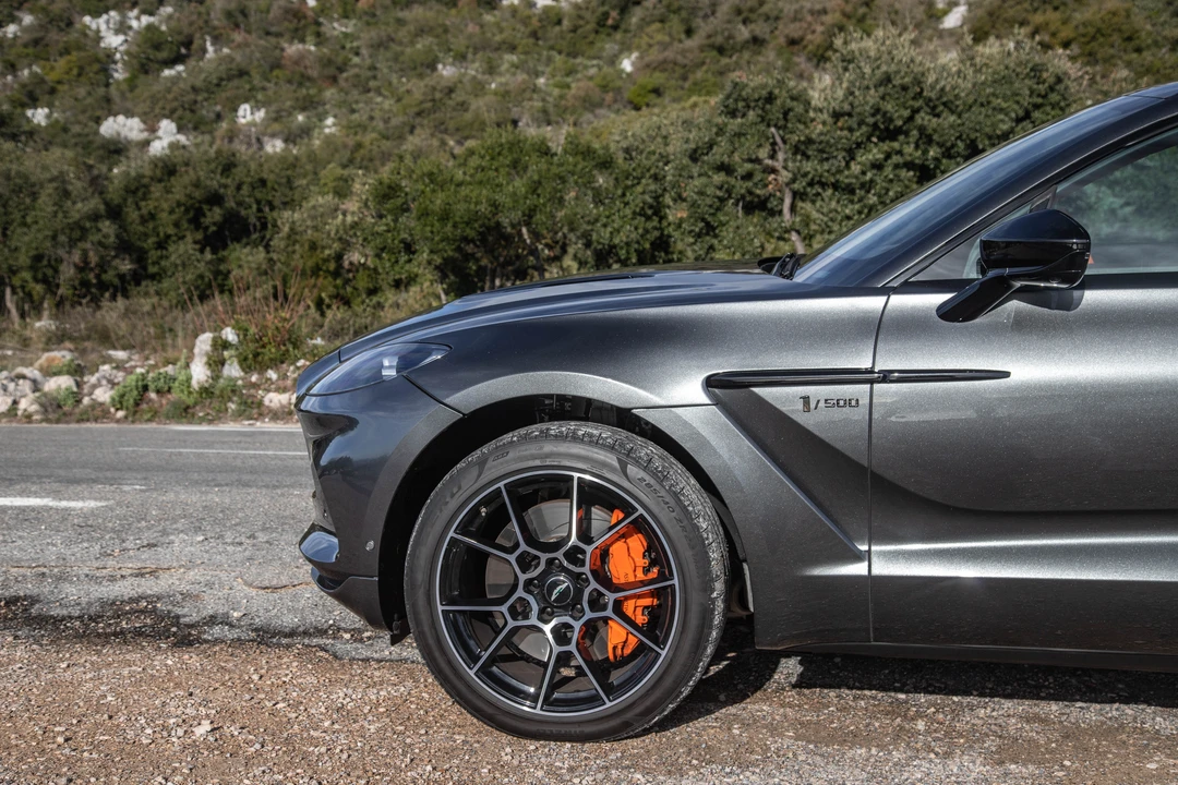 2020 Aston Martin DBX - Image 25 of 31