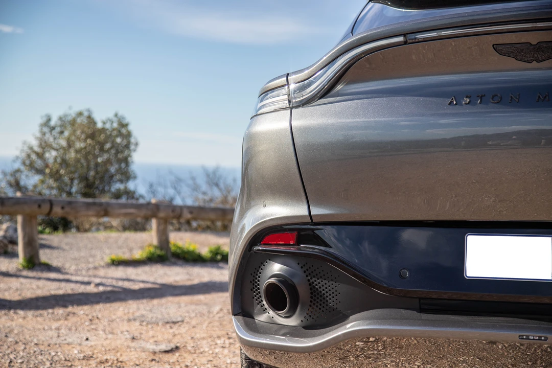 2020 Aston Martin DBX - Image 15 of 31