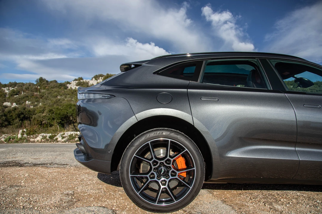 2020 Aston Martin DBX - Image 28 of 31