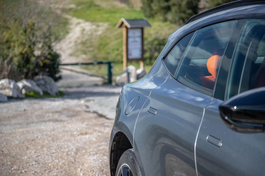 2020 Aston Martin DBX - Image 22 of 31