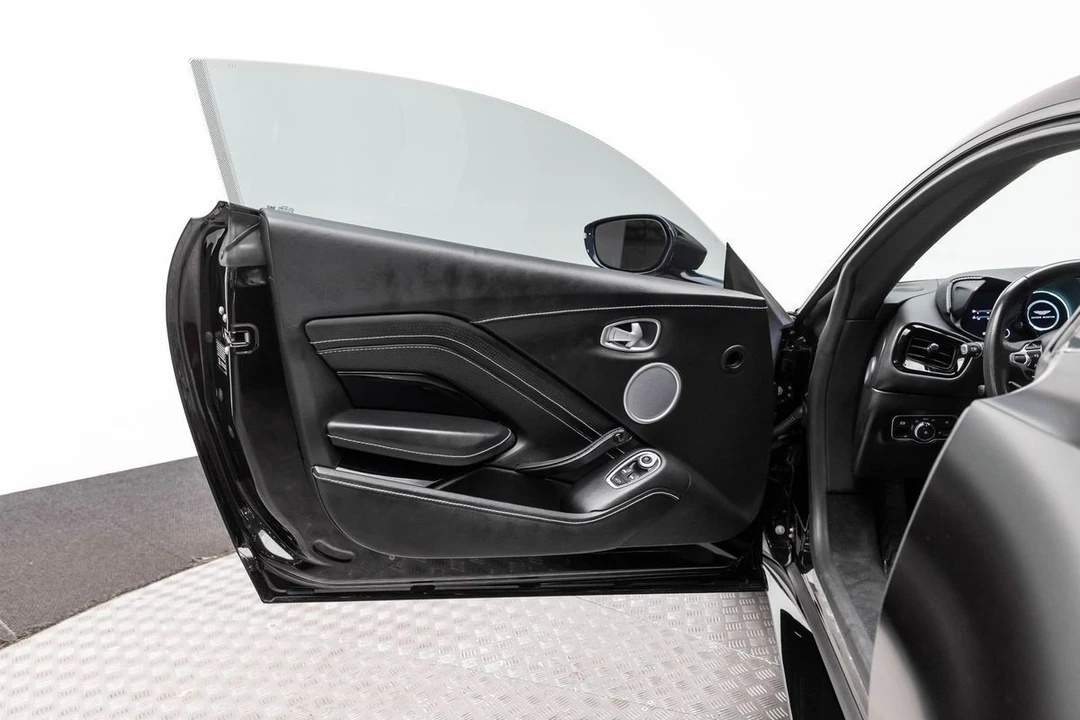 2020 Aston Martin V8 Vantage (2019+) - Image 10 of 31