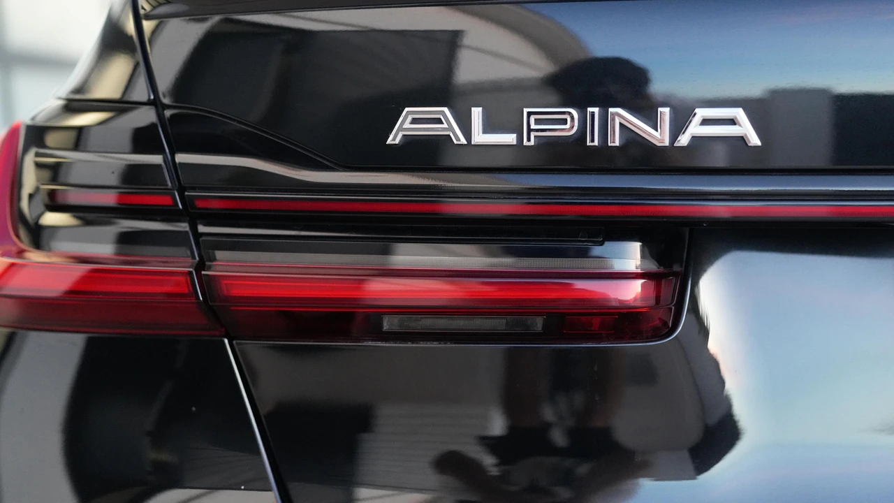 2020 BMW Alpina B7 - Image 17 of 31