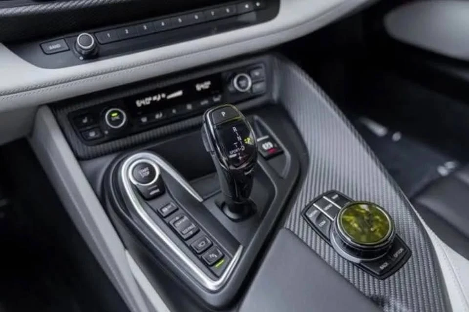 2020 BMW i8 - Image 13 of 16