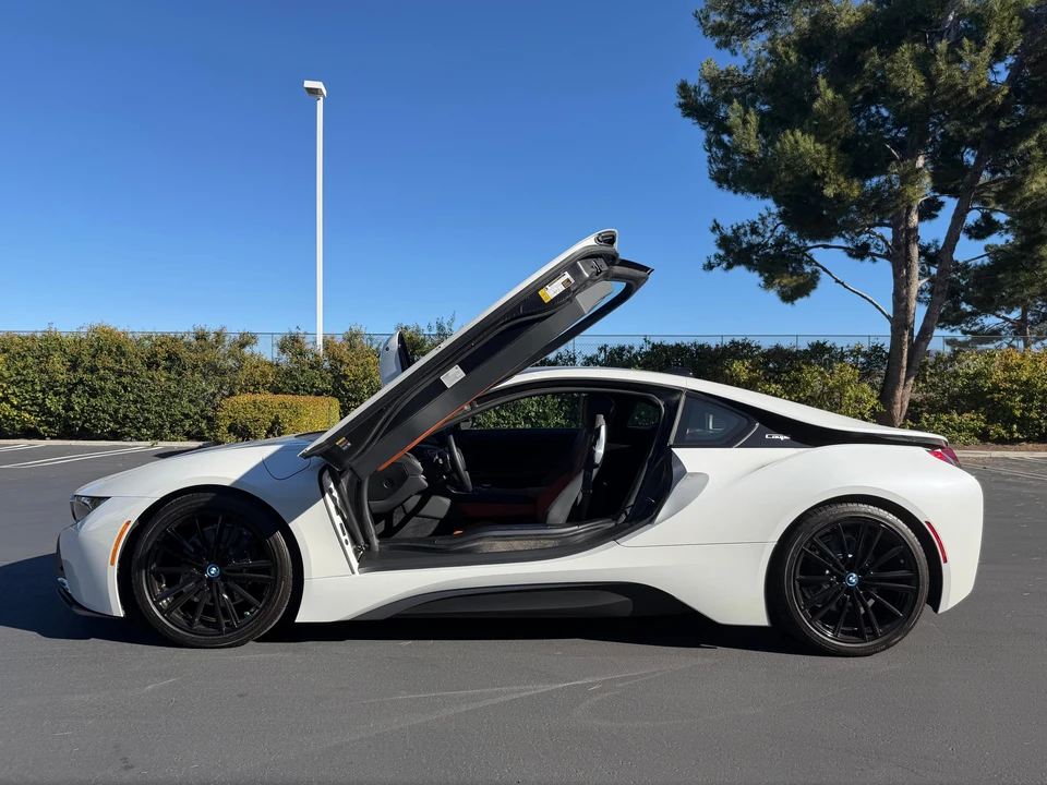 2020 BMW i8 - Image 10 of 31