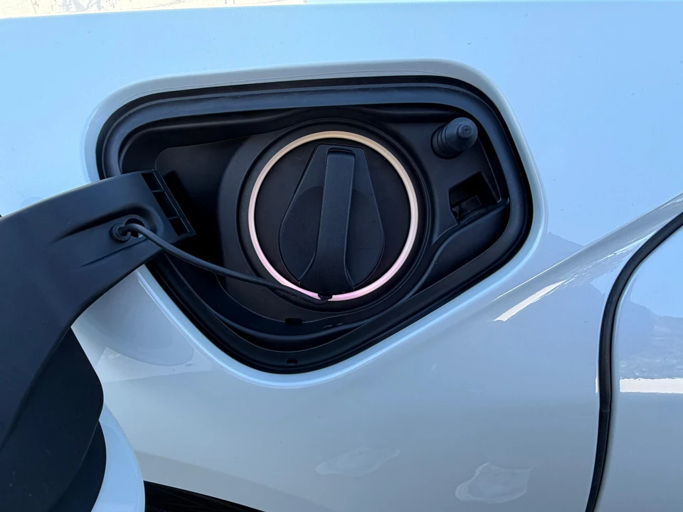2020 BMW i8 - Image 23 of 31