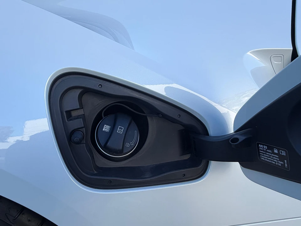 2020 BMW i8 - Image 15 of 31