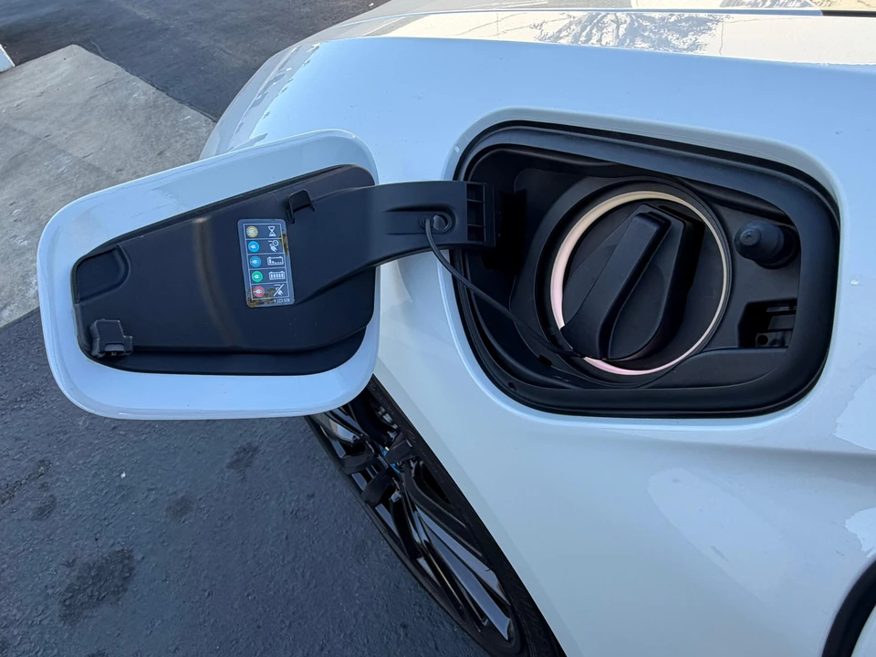 2020 BMW i8 - Image 14 of 31